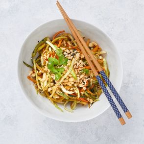 Przepis na azjatycką sałatkę z warzywami. Ogórek, marchewka, por, biała kapusta i awokado, przepis na sałatkę (fot. Maciek Niemojewski)