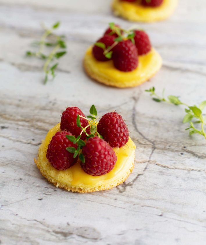 Lekkie ciasteczka biszkoptowe z orange curd i malinami