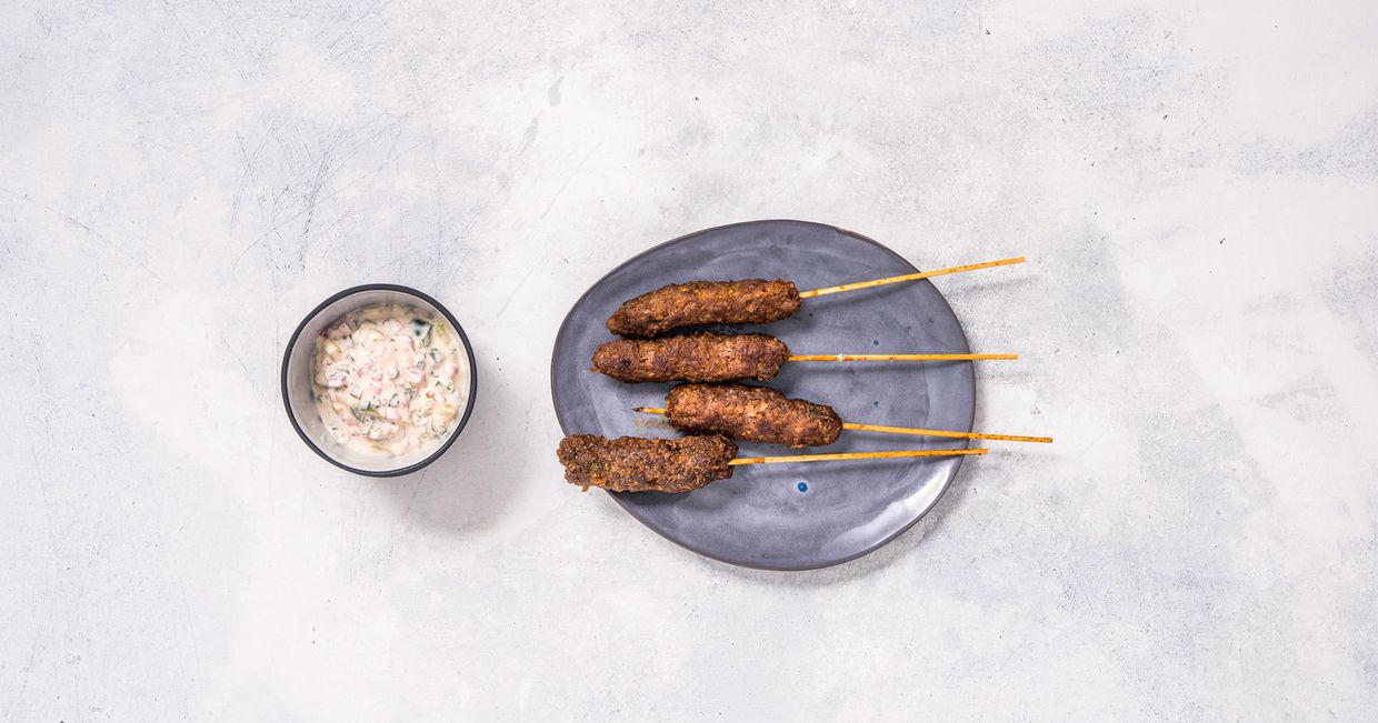 Libańskie klopsy z grilla na patykach z raitą (fot. Martyna Cybuch)
