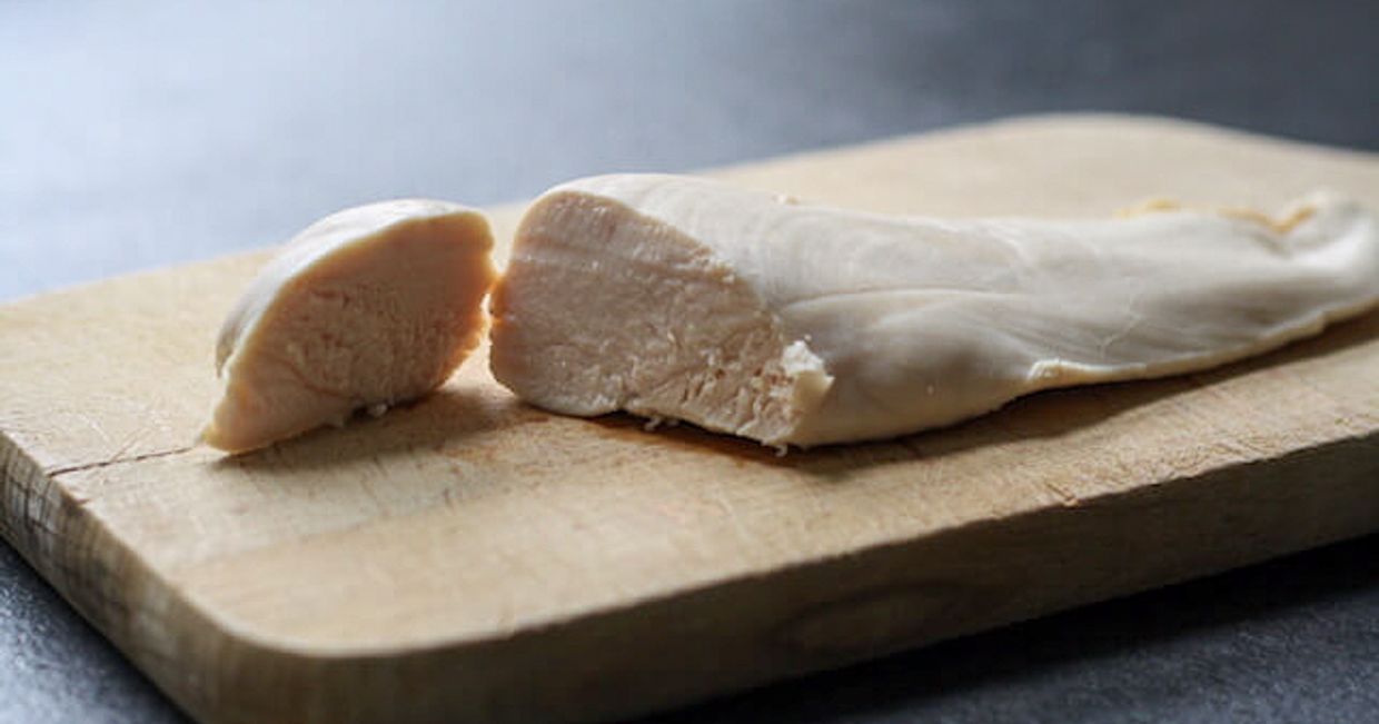 Przekrojona poszetowana pierś kurczaka