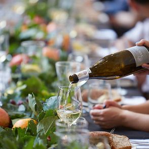 Stół zastawiony daniami i winem podczas wydarzenia „Uczta” w Zamku Królewskim na Wawelu