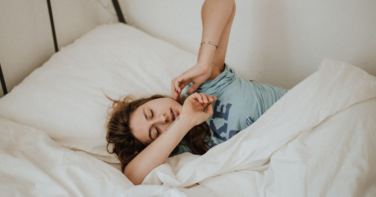 Kobieta budząca się (fot. Kinga Cichewicz / Unsplash.com)