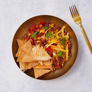 Ale Meksyk! Klasyczne chili con carne z cheddarem i domowymi nachosami (fot. Maciek Niemojewski)