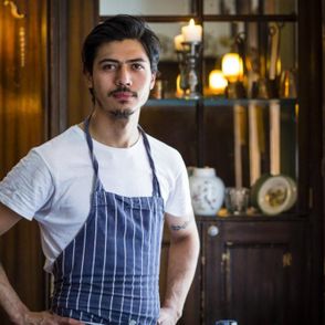 Eryk Bautista pozujący we wnętrzu restauracji (fot. Paul Winch-Furness, Matt Chatfield)