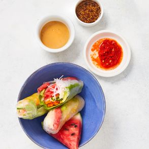 Spring rollsy z melonem, mango, arbuzem i krewetkami (fot. Maciej Niemojewski)