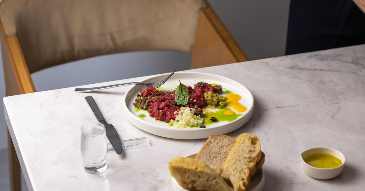 Tatar wołowy w restauracji Oliva w Warszawie (fot. Natalia Poniatowska-Anczok / Oliva)