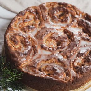 Drożdżowe bułeczki zawijane z prażonymi jabłakami i cynamonem polane lukrem cytrynowym , przepis Edyta Przekop