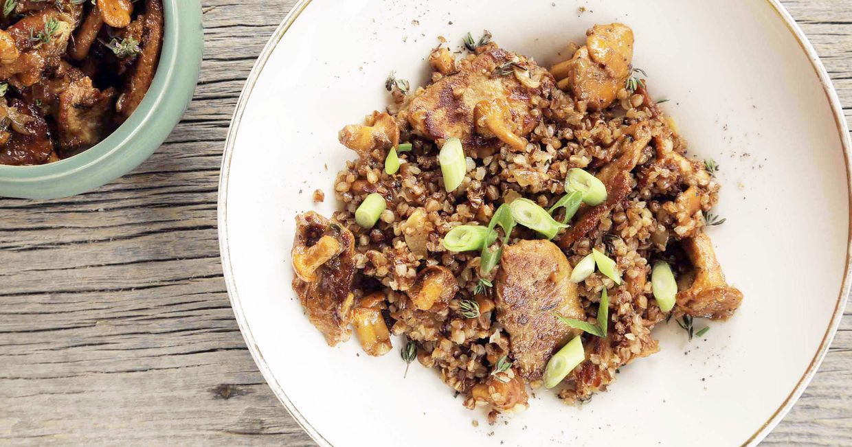 Kasza gryczana z grzybami (fot. dinnershow studio)