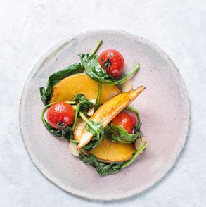 Prosty przepis na smażoną brukiew z pomidorami i szpinakiem (fot. dinnershow.studio)