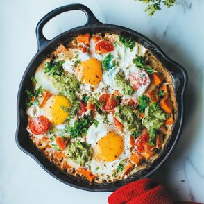 Jak zrobić potrawkę z batatów, jajek, pomidorków cherry i jarmużu z pesto