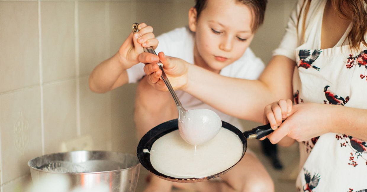 Dziecko z mamą smażą nalesniki (fot. Elly Fairytale / pexels.com)