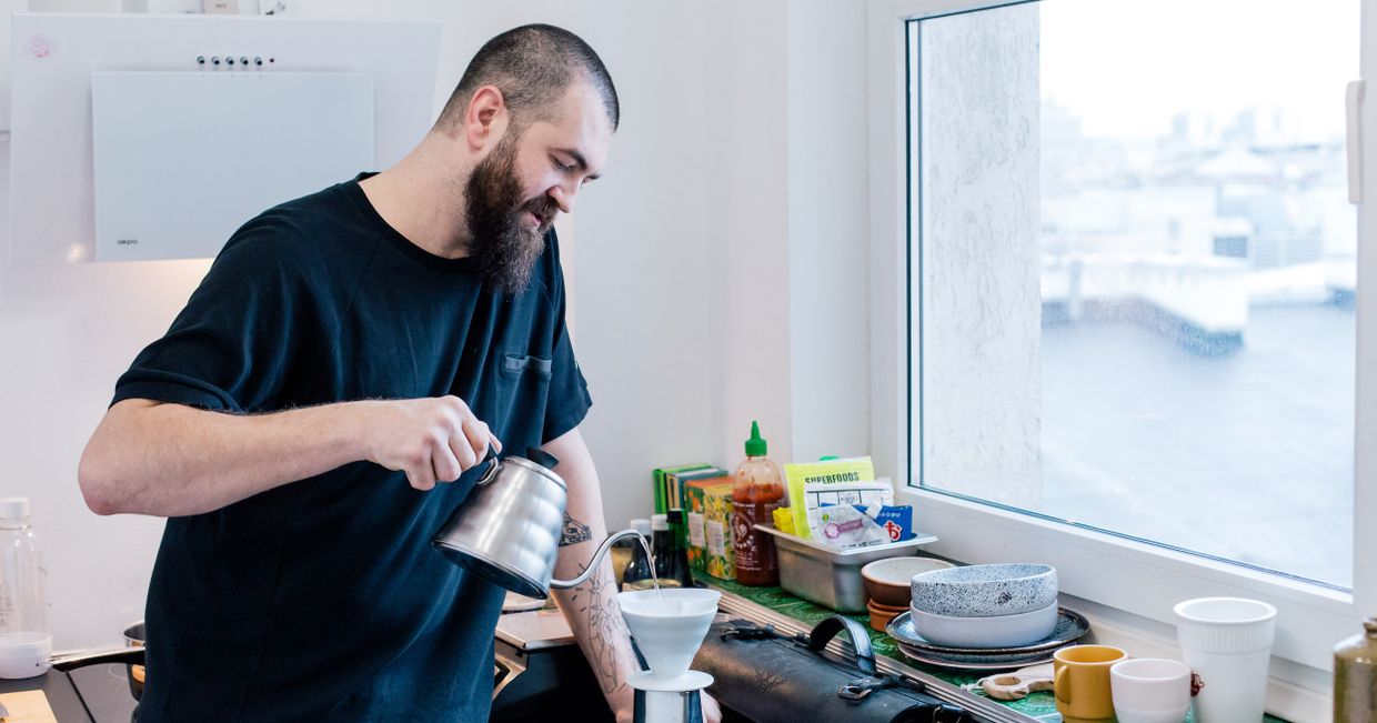 Kuba Kaftański zalewa dripa (fot. Michał Lichtański / mili.studio)