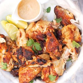 Kurczak pieczony na grillu z sosem musztardowym w żółtym curry i mleczku kokosowym