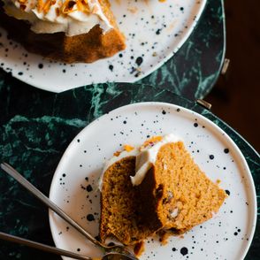 Wegańskie cukiernie. Wegańskie ciasto marchewkowe (fot. Tosca Olivi / unsplash.com)