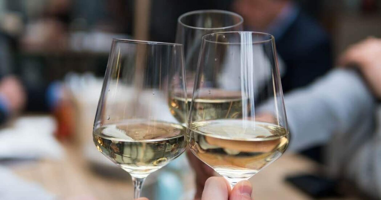 białe wino, jak wybrać wino, wino musujące, kukbuk radzi, jakie wino wybrać, prosecco, cava (fot. Matthieu Joannon / unsplash.com)