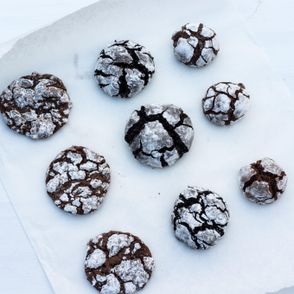 Otulone cukrem czekoladowe kruche ciasteczka smakują najlepiej z kawą lub herbatą (fot. Zuza Rożek)