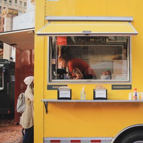 Żółty food truck z jedzeniem (fot. Karen Zeng / unsplash.com)