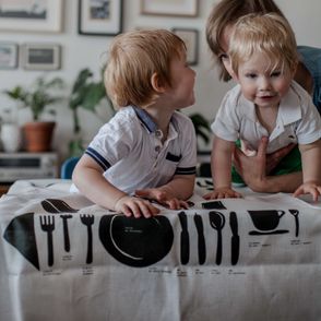 Obrusy marki Obrys – rodzina przy stole