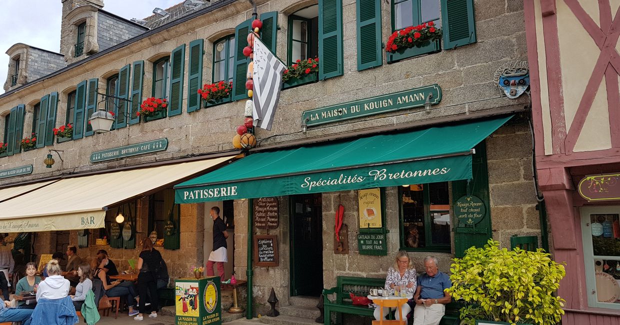 Cukiernia w miasteczku w Bretani (fot. Aleksander Szojer)