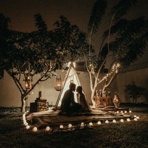 Romantyczna kolacja w ogrodzie pod namiotem (fot. Jonathan Borba / unsplash.com)