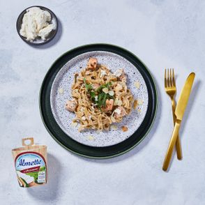 Przepis na makaron tagliatelle z łososiem i suszonymi pomidorami w sosie śmietanowo-chrzanowym, Almette