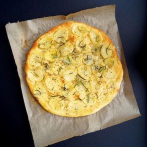 Focaccia z rozmarynem i ziemniakami leżąca na papierze do pieczenia