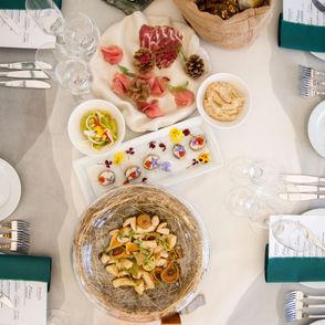 Stół zastawiony regionalnymi przysmakami