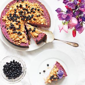 sernik jagodowy (fot. Tosia Kolo i Marta Śliwicka / burczymiwbrzuchu.pl)