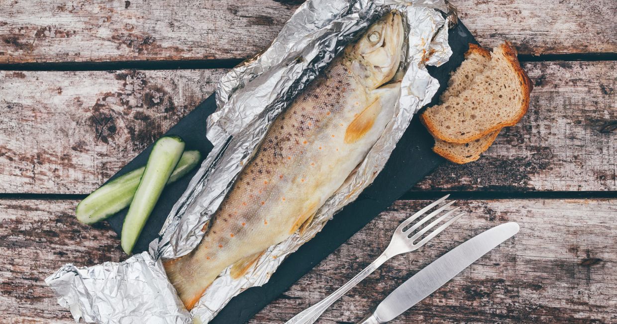 pstrąg pieczony w folii aluminiowej z pieczywem