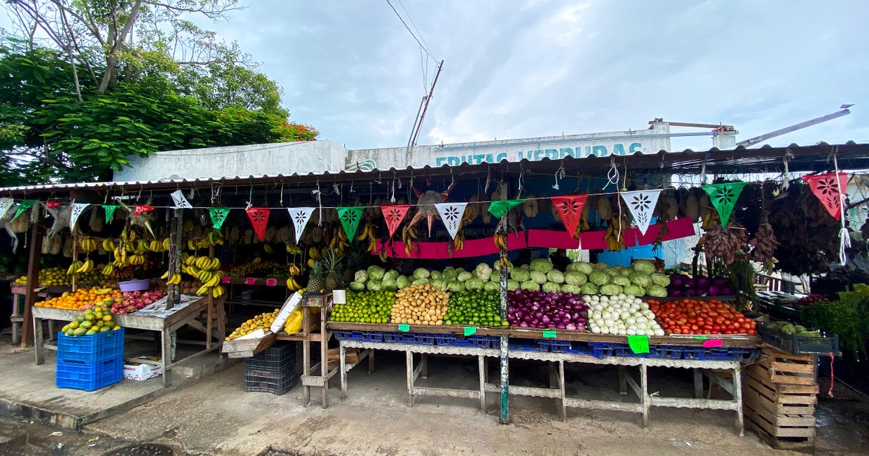 Meksykański stragan z warzywami i owocami (fot. Anna Zająkała)