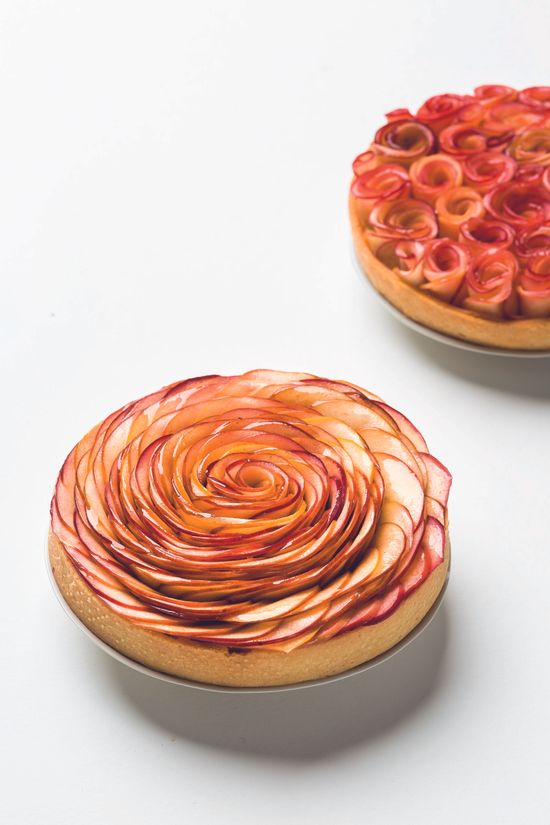 Sprawdzony i prosty przepis na kruche ciasto z jabłkami i kremem budyniowym. Sprawdź przepis na tartę jabłkową z kremem budyniowym (fot. dinnershow.studio)