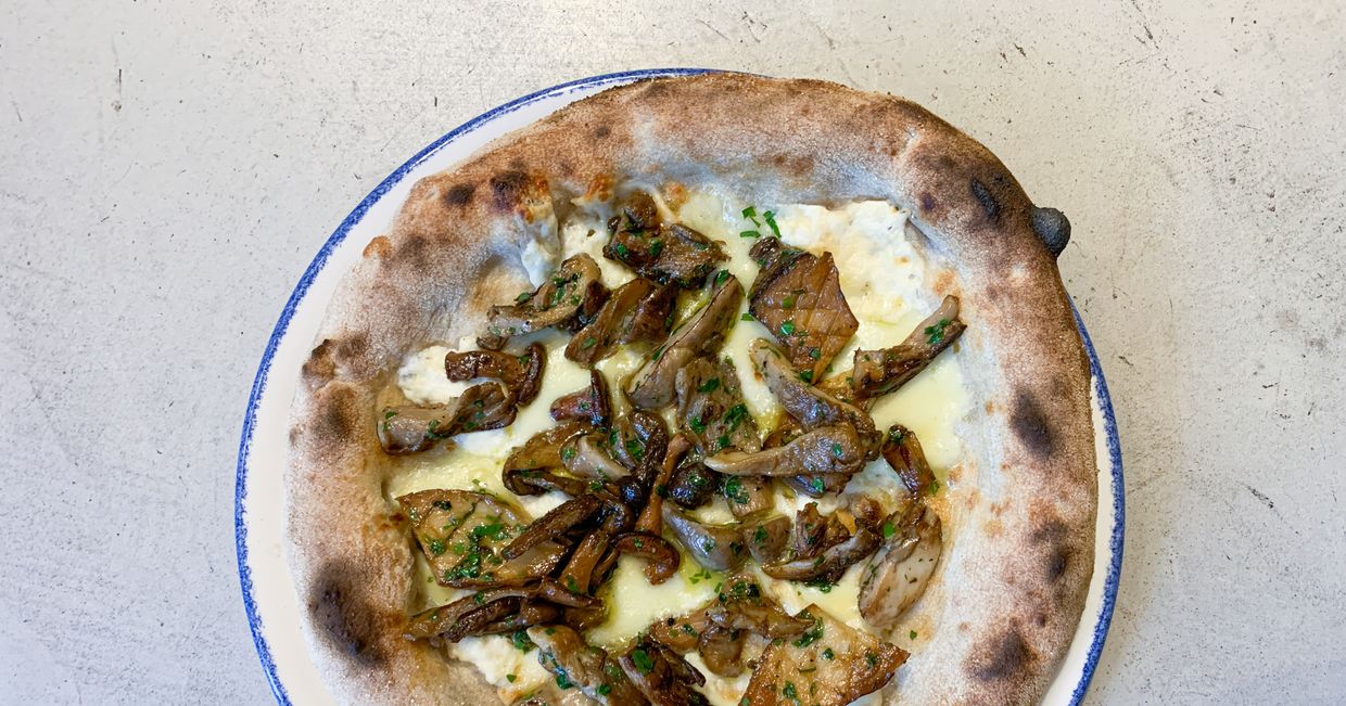 Pizza bosco z grzybami lesnymi z Diverso Ristorante Italiano, restauracji w Warszawie (fot. Marcin Lewandowski)