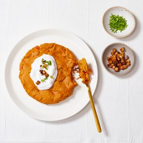 Jak zrobić wegański omet. Przepis na wegański omlet z porem, pomidorami i tofu (fot. Maciek Niemojewski)