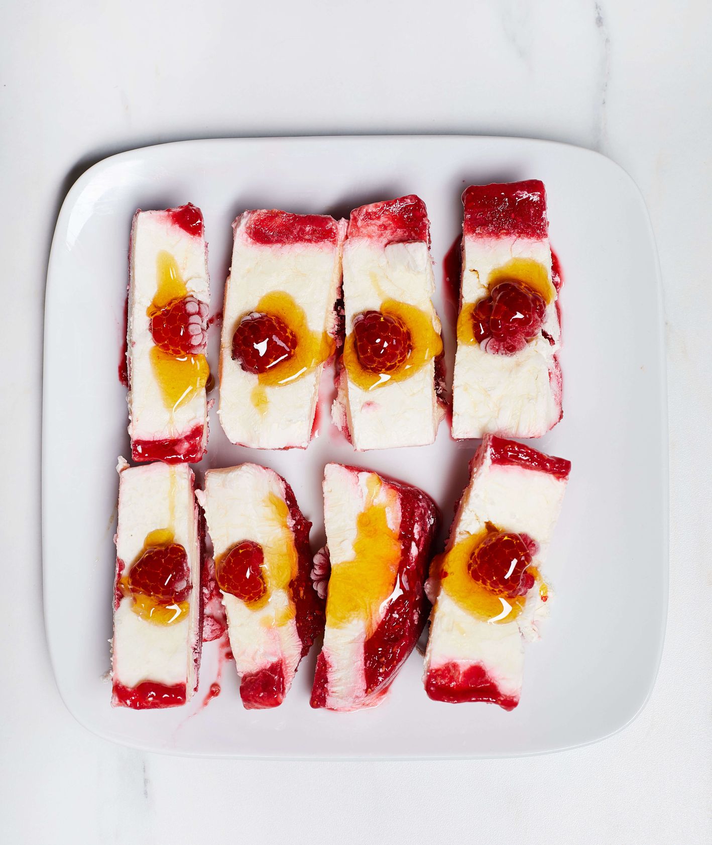 Domowe lody jogurtowe z malinami  (fot. Maciek Niemojewski)