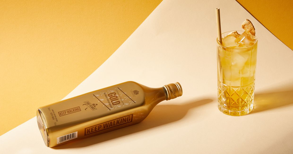 Drinki z whiskey. Przepis na whiskey z kwiatami czarnego bzu. Johny Walker (fot. Maciek Niemojewski)