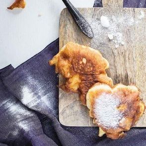 racuchy drożdżowe z jabłkami, placki z jabłkami, gryczane placuszki, placki na drożdżach, puszyste pankejki, domowe racuszki, śniadanie dla dzieci, śniadanie na słodko, placki z owocami