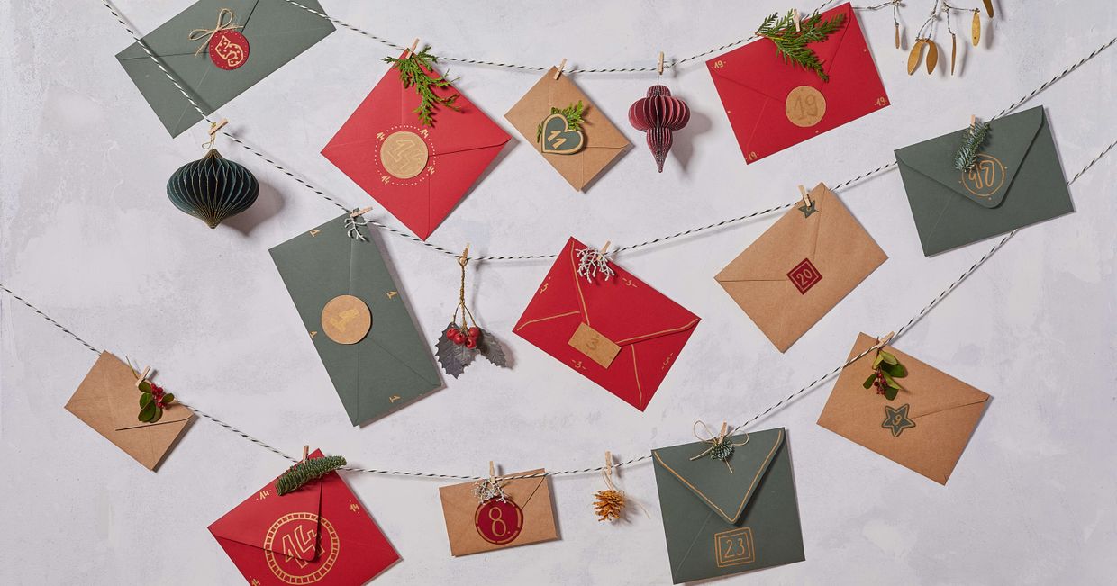 pomysły na kalendarze adwentowe DIY - ozdoby z kopertami (fot. Maciek Niemojewski)