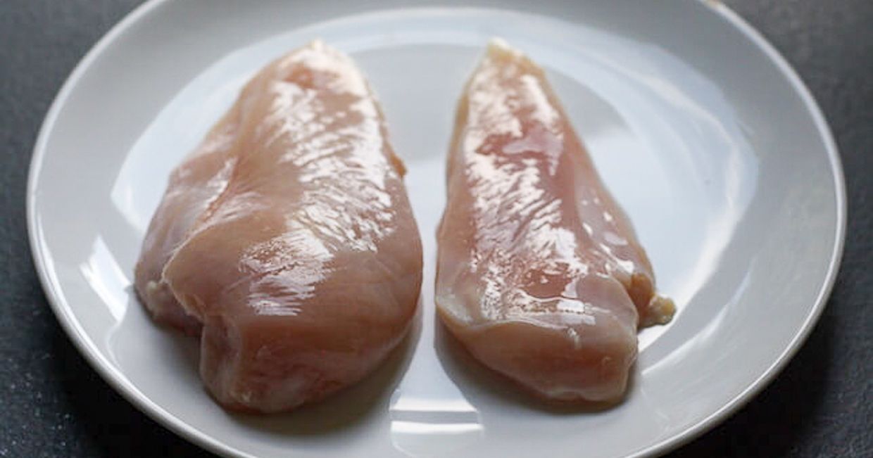 Dwie piersi kurczaka na tależu. Po lewej brojler z masowej hodowli, po prawej kurczak z wolnego wybiegu.
