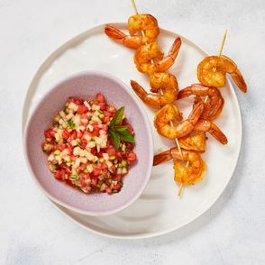 Krewetki w chili na owocowej salsie (fot. Maciej Niemojewski)