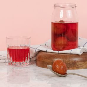 kompot w słoiku z całych śliwek