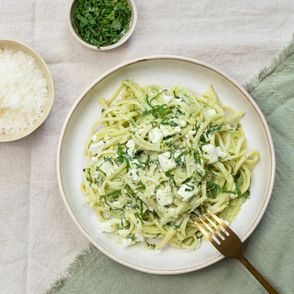 Przepisy na proste makarony – linguini z fetą, ogórkiem i miętą (fot. Paulina Czyżewska)