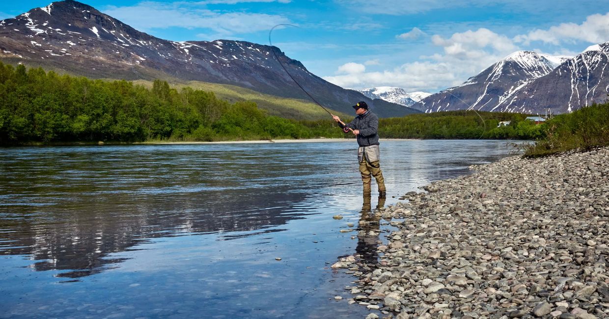 Rybak łowi ryby nad brzegiem górskiej rzeki (fot. Vidar Nordli Mathisen)