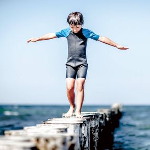 Mały chłopiec nad morzem