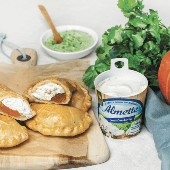 empanadas z dynią i serkiem śmietankowym, kuchnia meksykańska, przekąski na imprezę, pieczone pierogi, pieczone pierogi z dynią, pierogi z serem