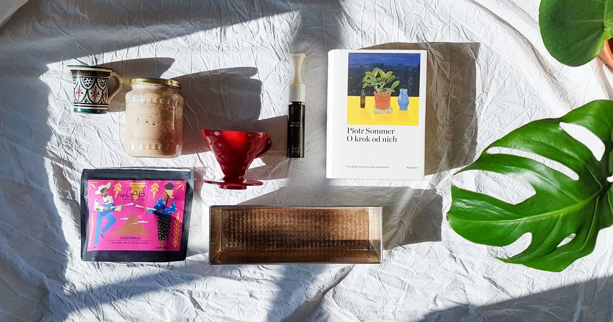 Kubek, zakwas, drip, książka Piotra Sommera "O krok od nich", opakowanie kawy, keksówka i liść monstery (fot. Maciek Kostrzewa)