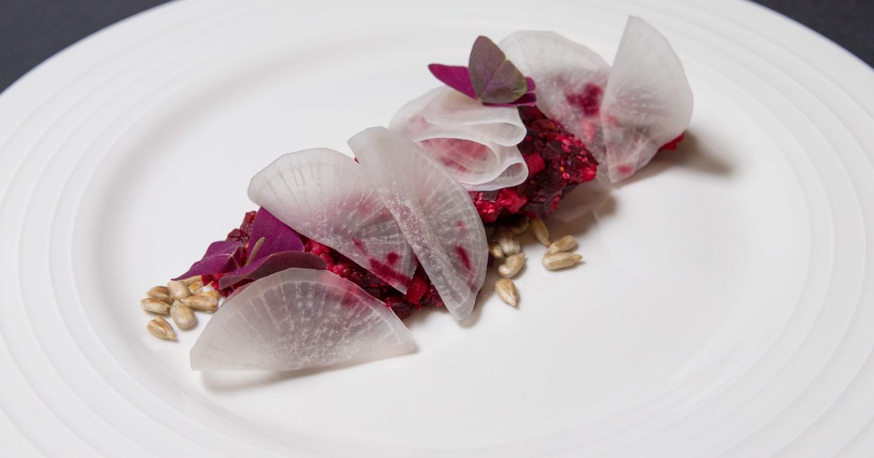 Tatar z pieczonego buraka z jabłkiem i cebulą, na ziarnach słonecznika, MAKRO