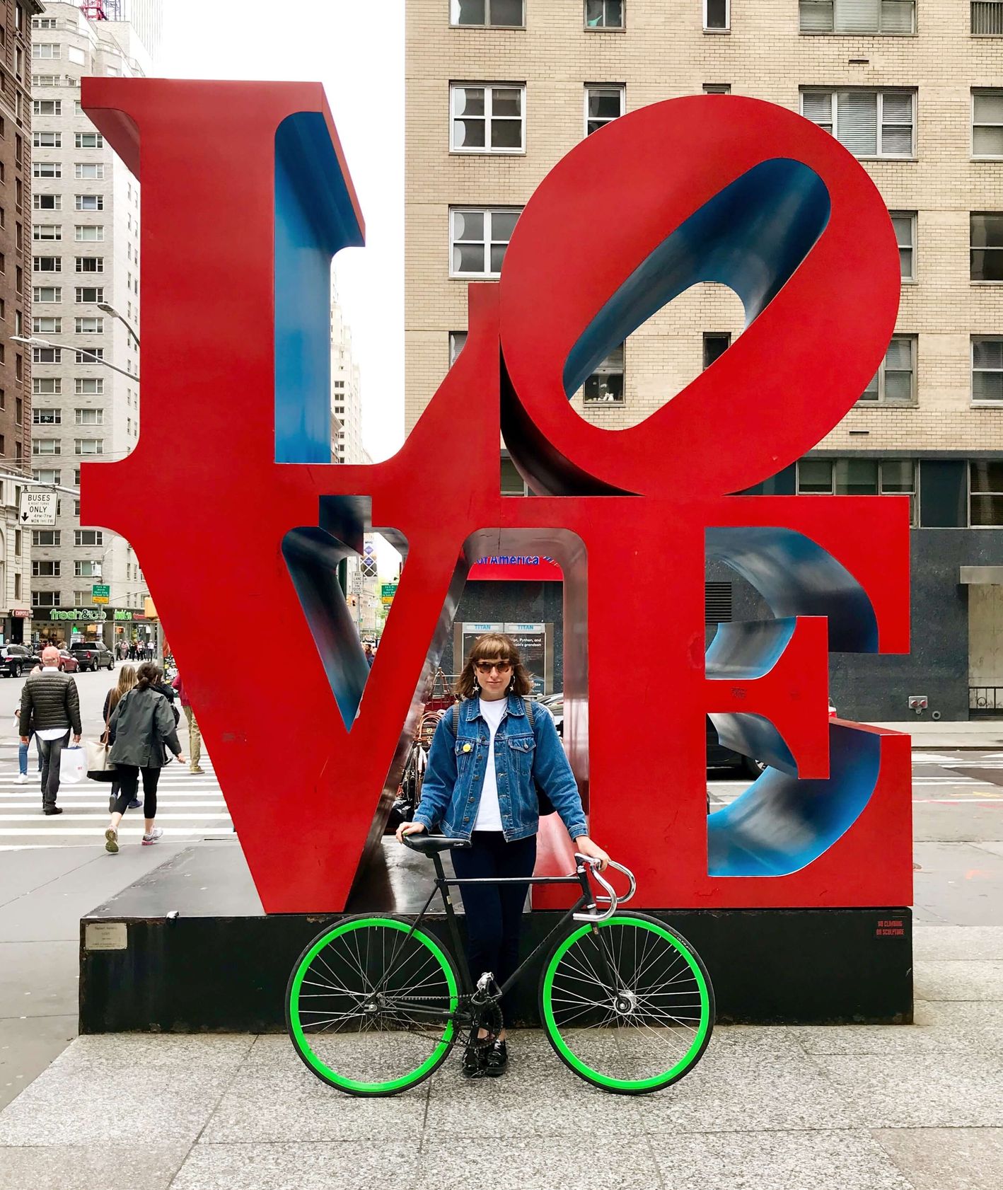 Joanna Jezierska i jej rower ostre koło na ulicy w Nowym Jorku (fot.archiwum prywatne Joanny Jezierskiej)