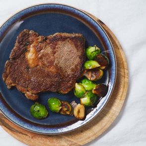 Grillowany stek z antrykotu z paloną brukselką Sokołów, przepis Michał Toczyłowski