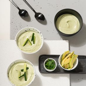 Przepis na chłodnik z awokado, ogórka i kolendry (fot. Rafał Meszka)