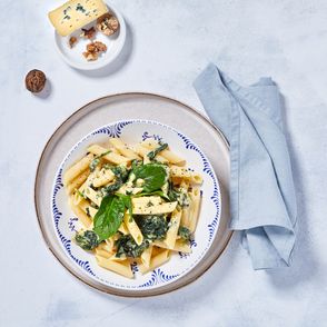 Makaron penne ze szpinakiem baby, śmietanką, serem blue i orzechami włoskimi, sezonowki szpinak